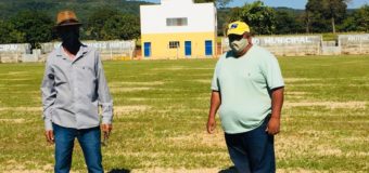 Vereadores Benunes e Pedro José visitando obra de reforma do campo municipal